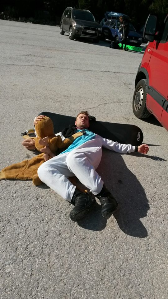 Tim liegt am Boden mit seinem Elch